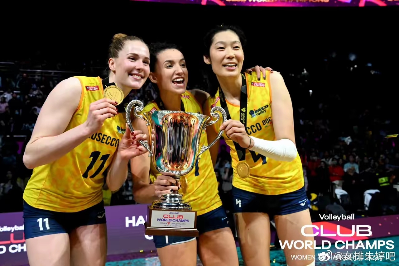 俄罗斯女排队员们艰难战胜对手