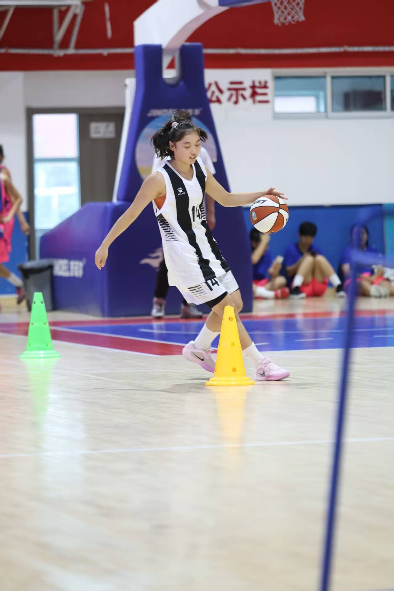 球队开展篮球训练营，吸引众多青少年参与的简单介绍