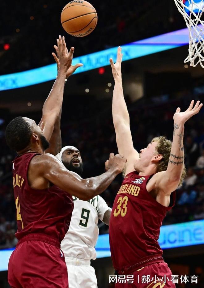 雄鹿力压太阳，豪取三连胜的简单介绍